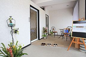 入り口にも休憩スペースを完備。