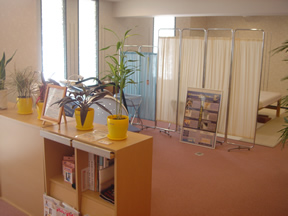 入り口にも休憩スペースを完備。